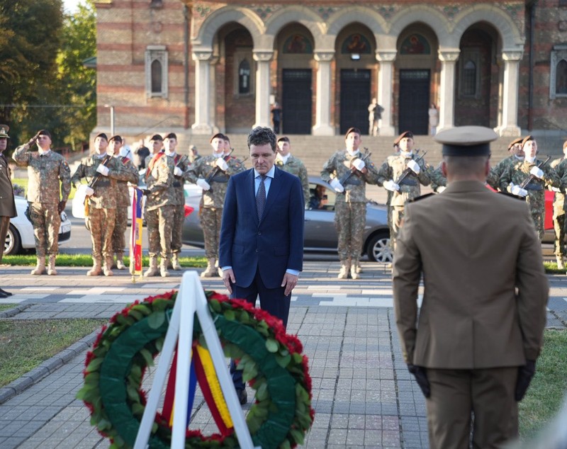 Nicușor Dan a uitat protocolul înaintea intonării imnului, la Timișoara, unde a depus o coroană de flori la Monumentul Crucificării | VIDEO