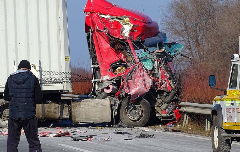 Doi șoferi români au închis complet o autostradă din Ungaria, după două accidente provocate de ei, unul după altul