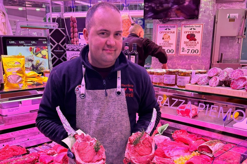 Gabriel Arghir în magazinul său din Italia. FOTO: arhivă personală