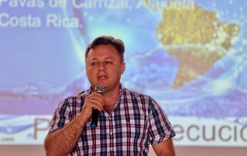 Dragoș și Ionuț Dolănescu au făcut parastase separate pentru tatăl lor. „De 10 ani nu mai suntem o familie”