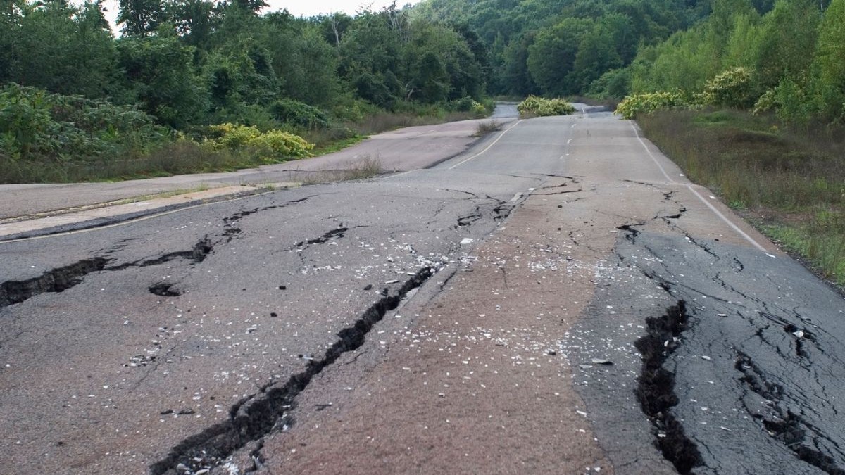 Un drum închis în Centralia, PA, SUA, care a fost avariat de un incendiu din mină subterană Foto: Profimedia Images