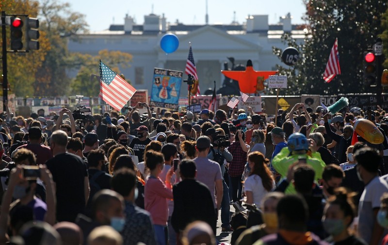 VIDEO | Artificii și șampanie! Susținătorii lui Biden sărbătoresc în stradă victoria democratului