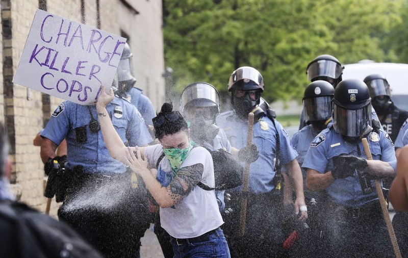 Proteste violente în SUA, după uciderea unui bărbat de culoare de către polițiștii din Minneapolis