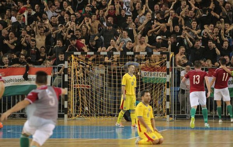 Calificare furată cu cronometrul. Selecționata de futsal a României a ratat prezența la Euro 2015 în ultima secundă. ^Oficial, ultima fază a ungurilor a durat 3 secunde. Cronometrajul efectuat de Sportnews arată că acțiunea a ținut peste 4 secunde! / VIDEO