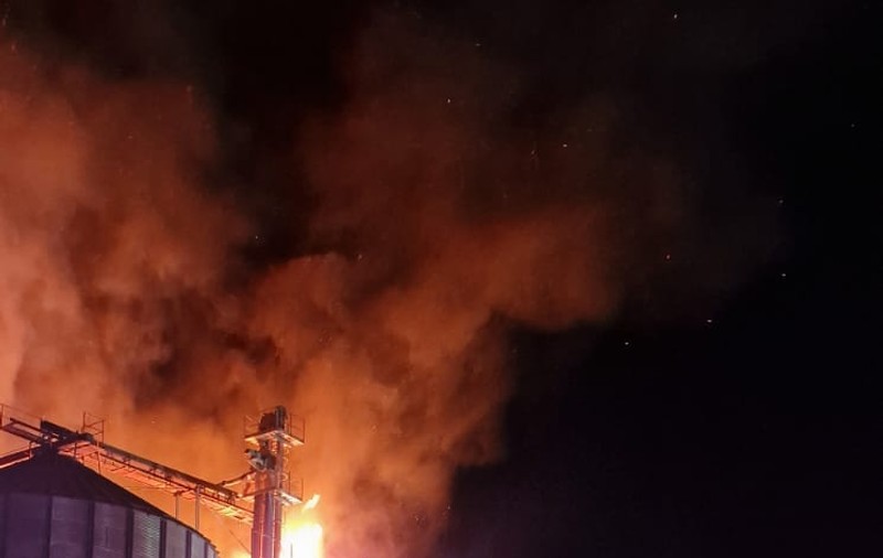 Incendiu puternic la o hală din județul Vaslui. Nicio persoană nu a fost rănită