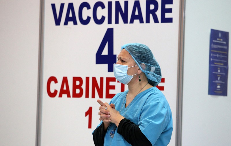 O femeie cu alergii a făcut șoc anafilactic după vaccinarea cu Moderna