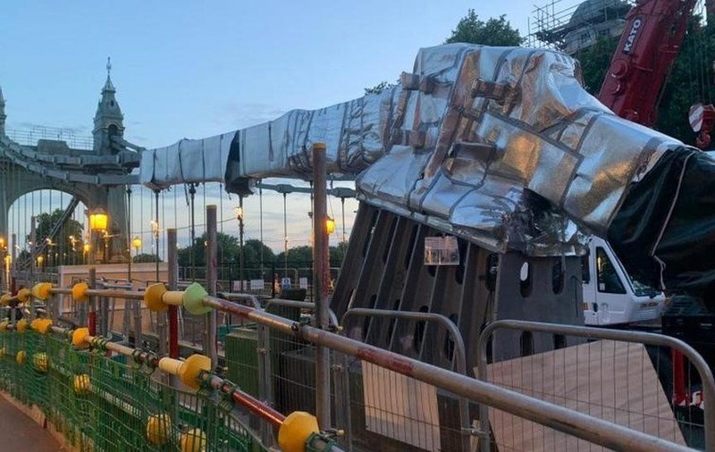 Un celebru pod din Londra a fost învelit în bucăți uriașe de folie pentru a nu se supraîncălzi - FOTO
