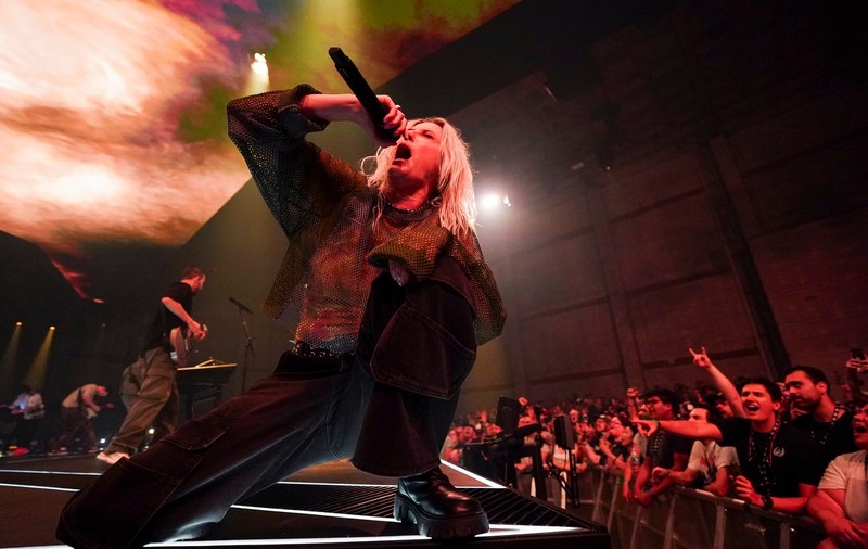 Trupa Linkin Park s-a reunit la 7 ani de la moartea lui Chester Bennington. Cine e Emily Armstrong, noua co-vocalistă a formației