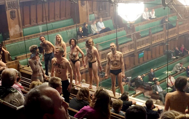 Protest nud în Parlamentul britanic în timpul unui vot pentru Brexit. Activiștii de mediu care s-au dezbrăcat: "E timpul ca politicienii să se oprească" (VIDEO)