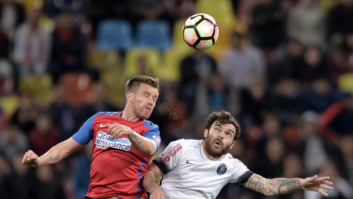 Mihai Pintilii (S), de la FCSB lupta pentru balon cu Aurelian Chitu (D), de la FC Viitorul in timpul meciului de fotbal din etapa a VII-a a play-off-ului Ligii 1, disputat pe stadionul Arena Nationala din Bucuresti, luni 24 aprilie 2017. ALEXANDRU DOBRE / MEDIAFAX FOTO