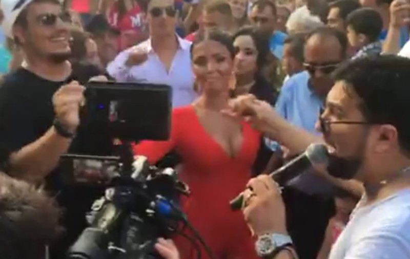 FOTO/VIDEO | Vedete, bolizi de lux și un elicopter la o nuntă de romi! Andreea Mantea dansează pe manele pe străzile din Hațeg