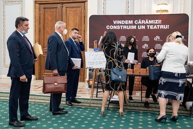 După ședința din plen, câțiva demnitari au stat la coadă pentru cărămizi