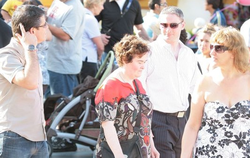 Foto / Susan Boyle însoţită de bodyguarzi la Disneyland