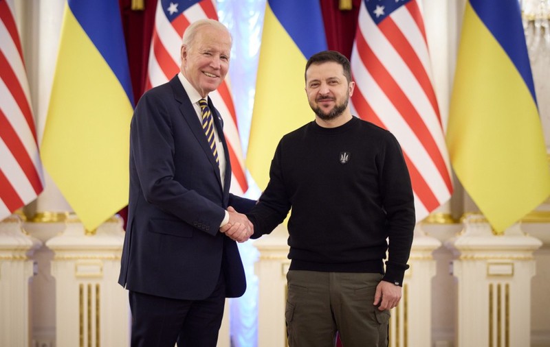 Biden îi promite lui Zelenski să trimită „rapid” ajutorul militar aprobat de Camera Reprezentanţilor