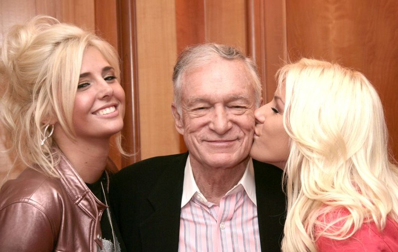 SENZAŢIONAL! Hugh Hefner, «tăticul» Playboy, chefuieşte cu 1.000 de «iepuraşi» la 88 de ani