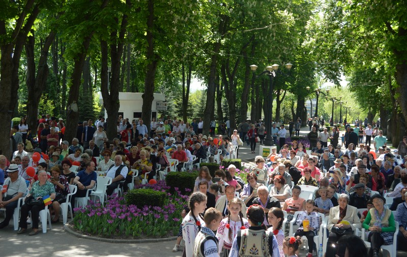 FOTO / 1 Mai muncitoresc, sărbătorit de PSD-iști din Vaslui printr-un marș în oraș, cu steaguri și baloane roșii