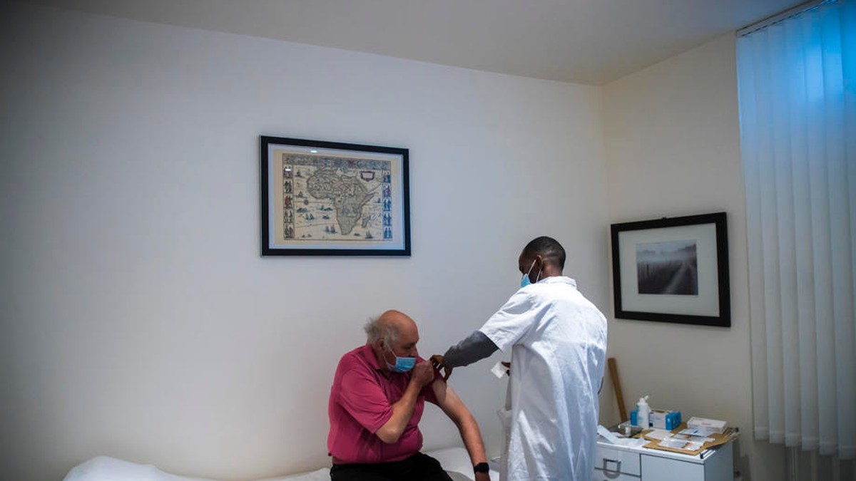 Francezii de la 55 de ani în sus se pot vaccina anti-COVID-19 fără restricții începând de luni