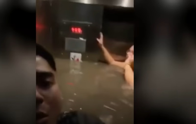 Trei tineri, prinși de o viitură în timp ce erau într-un lift: „Apa ne-a ajuns până la gât”