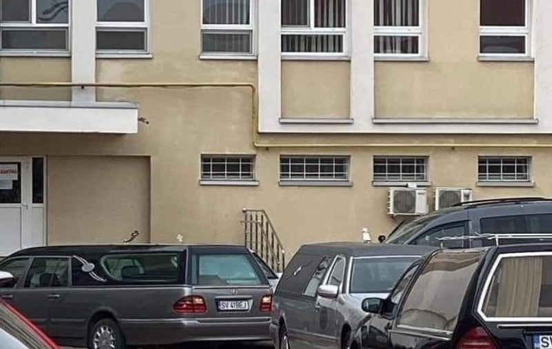 Imaginea realității de la Suceava: dricurile stau la coadă la morga spitalului