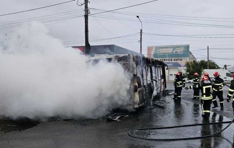 Un autobuz s-a făcut scrum la Brăila. Pompierii intervin cu 4 autospeciale de stingere
