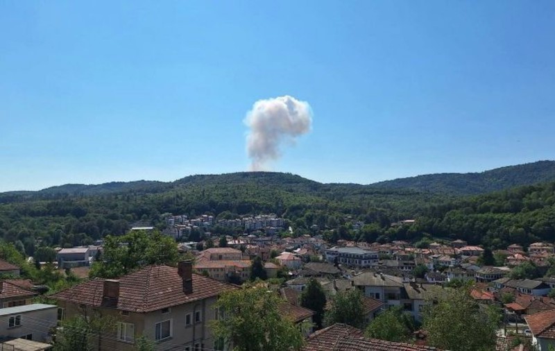 Incendiu puternic și explozii la o fabrică de muniție din Bulgaria. Sute de muncitori au fost evacuați de urgență