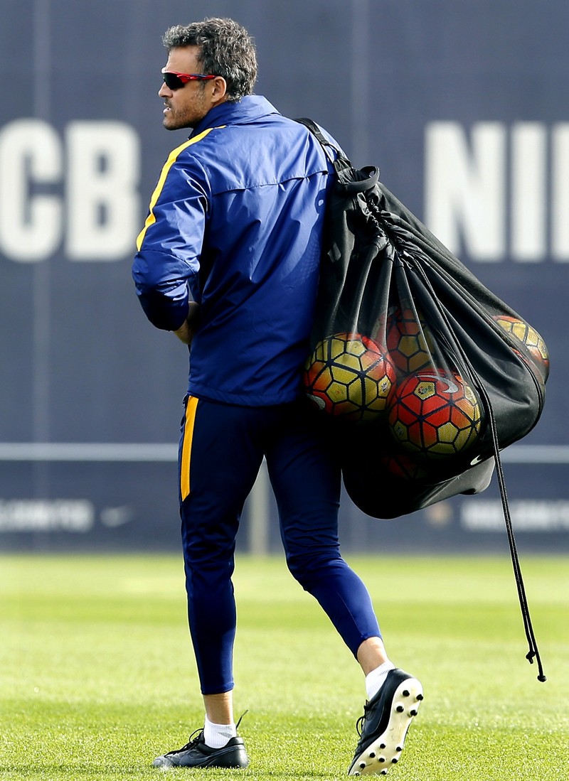epa04992806 Barcelona's coach, Luis Enrique, attends the team's training at Joan Gamper sports city in Barcelona, Spain, on 24 october 2015. Barcelona will face Eibar FC on a primera division Liga match on 25 October 2015. EPA/ANDREU DALMAU