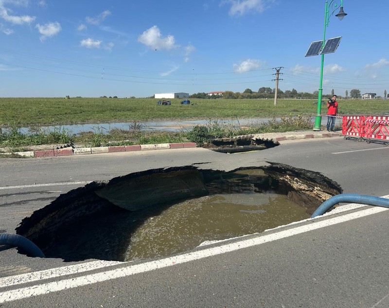 Groapă uriașă în mijlocul șoselei dintre Năvodari și Lumina. Drumul județean a fost reabilitat în urmă cu 10 ani | VIDEO
