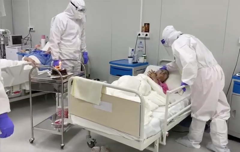 VIDEO | Surpriza medicilor din Lețcani pentru o bolnavă de Covid care a împlinit 94 de ani în spital