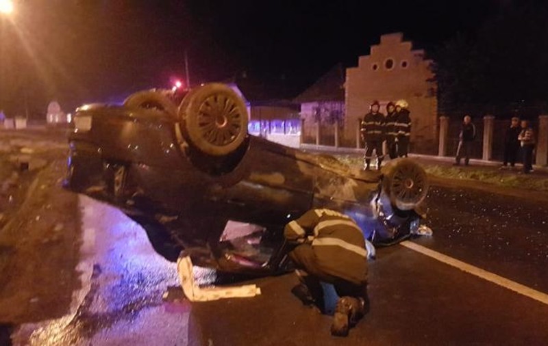 O tânără de 20 de ani care s-a urcat băută la volan a provocat un accident cu cinci răniți. Una dintre victime este în stare gravă