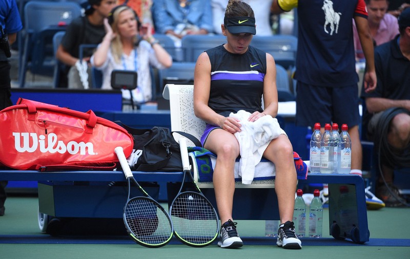 Simona Halep a părăsit turneul de la Beijing îngrijorată de durerile la spate: «Accidentarea s-a agravat»
