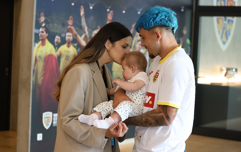 EURO 2024. „Moment deosebit de emoționant” pentru tricolori: și-au reîntâlnit familiile în cantonamentul din Germania