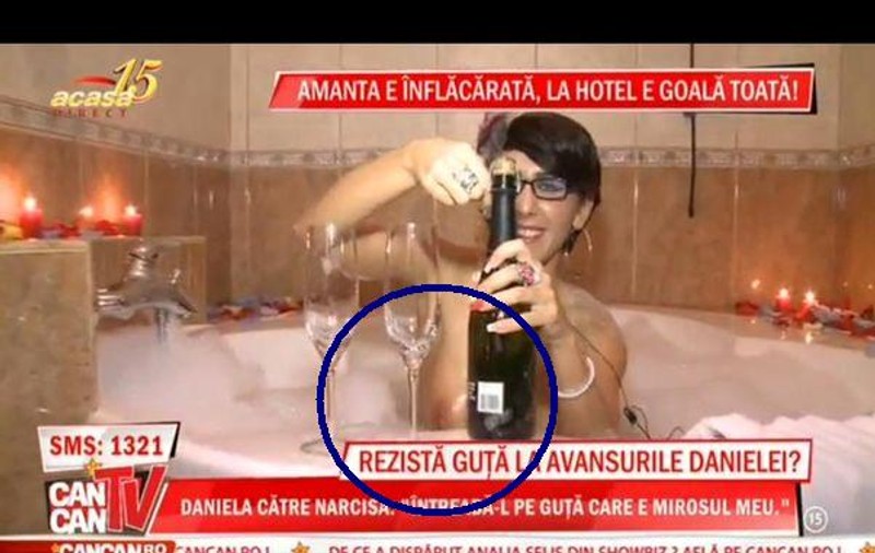 Dana, amanta lui Nicolae Guţă, cu sfârcul la vedere la televizor