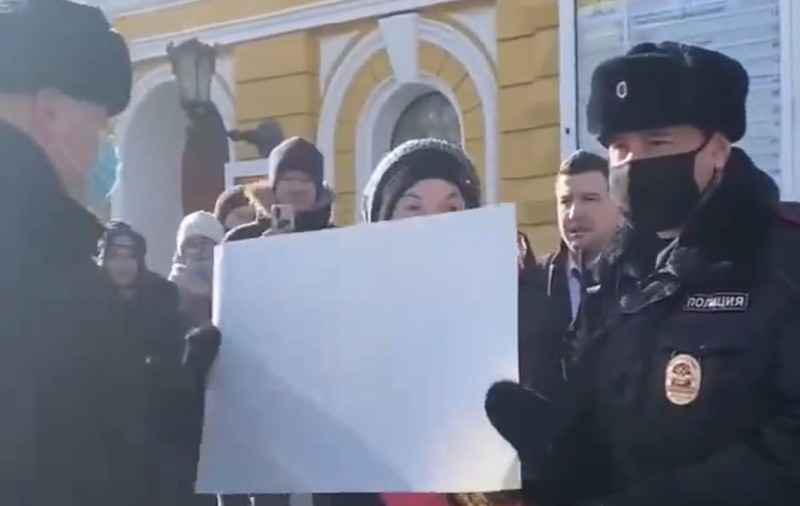 VIDEO | Tânără arestată în Rusia, după ce a ieșit să protesteze față de război ținând în mâini o coală de hârtie pe care nu era scris nimic