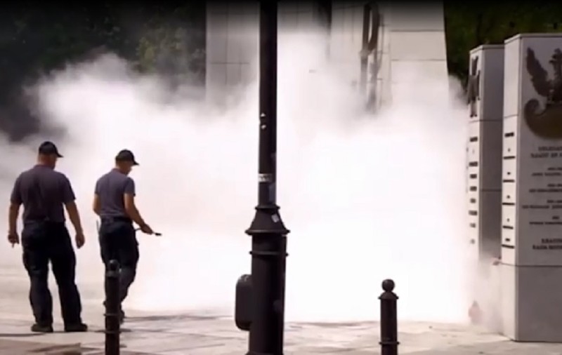VIDEO |  Un bărbat din Polonia și-a dat foc în fața clădirii Parlamentului. Ce l-a determinat să recurgă la acest gest