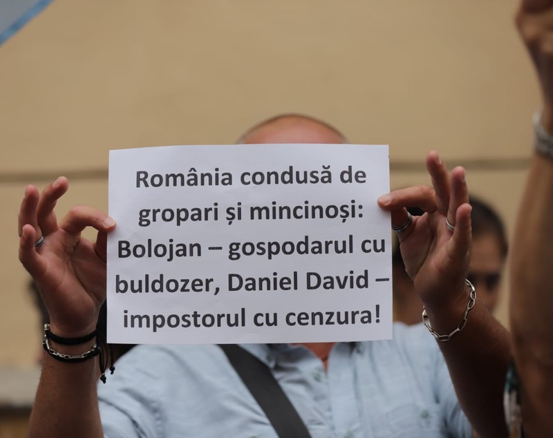Profesorii au ieșit în stradă împotriva Legii Bolojan: „Stă în puterea noastră să refuzăm”