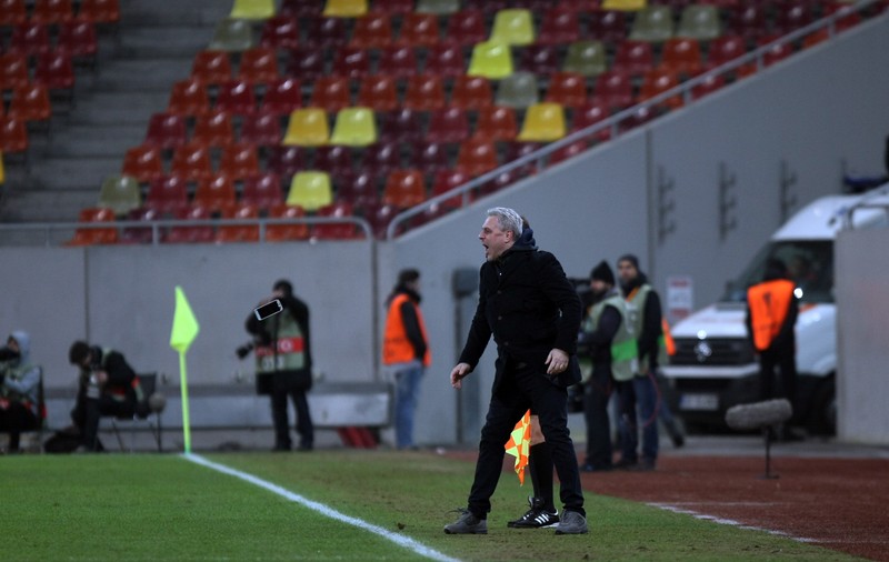 Pariorul Șumudică a stat cu telefonul în mână, la Astra - AS Roma. Aparatul i-a zburat din buzunar / GALERIE FOTO