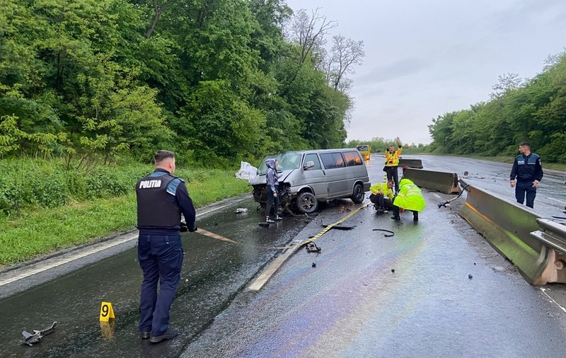Șapte persoane au fost rănite după ce un microbuz a intrat într-un parapet de pe un drum din Hunedoara. Traficul, blocat în zonă