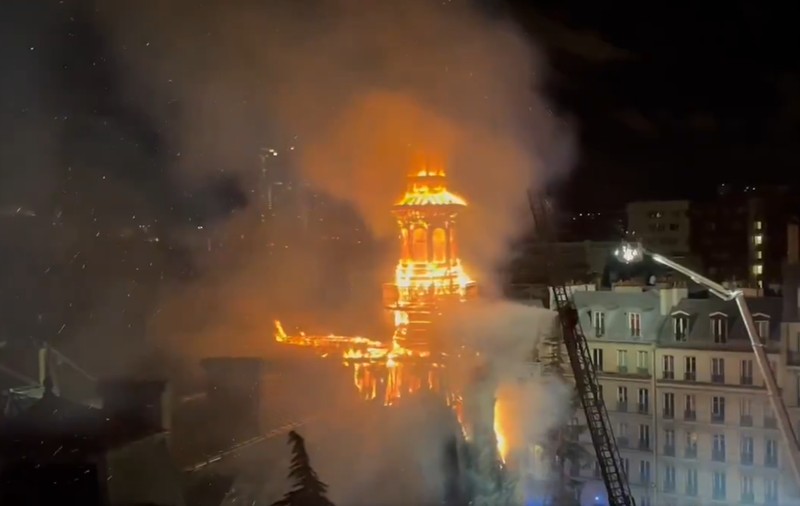 Turla unei primării din Paris a ars, iar acum se află în pericol de prăbușire