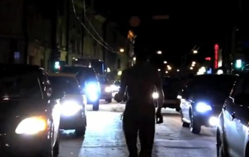 A alergat aproape GOALĂ, PRINTRE MAȘINI, la MINUS 20 de grade! Vezi ce a apucat-o! VIDEO
