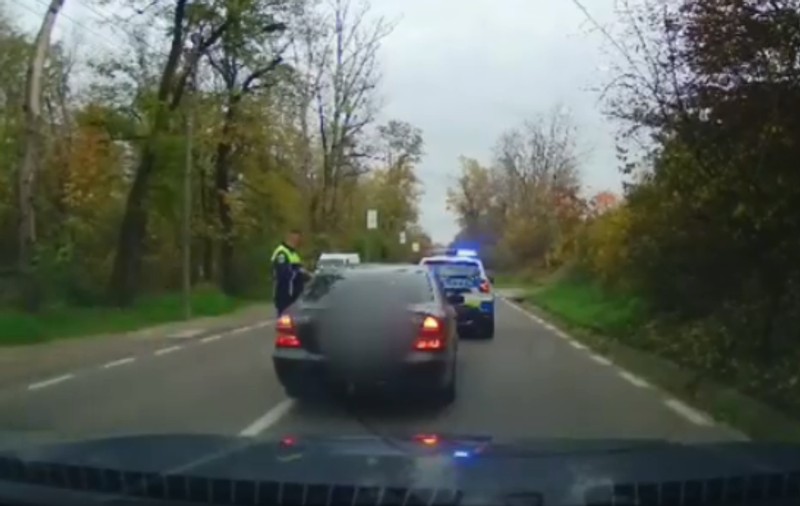 Un șofer din Suceava s-a ținut după o mașină de poliție aflată în misiune și a rămas fără permis pentru 6 luni | VIDEO