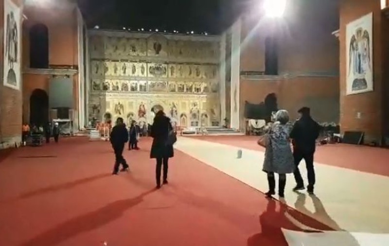 VIDEO | Noi imagini din interiorul Catedralei Mântuirii Neamului, filmate cu numai câteva ore înainte de sfințire. Muncitorii lucrează de zor pentru ca totul să arate impecabil în ziua sfințirii