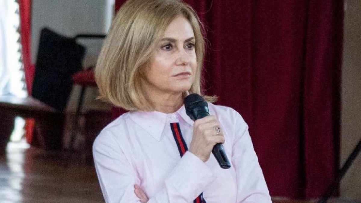 Judecătoarea Adriana Stoicescu în timp ce vorbește la microfon