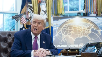 Donald Trump, la masa sa din Biroul Oval, unde este expusă macheta proiectului de apărare „Golden Dome” Foto: Profimedia