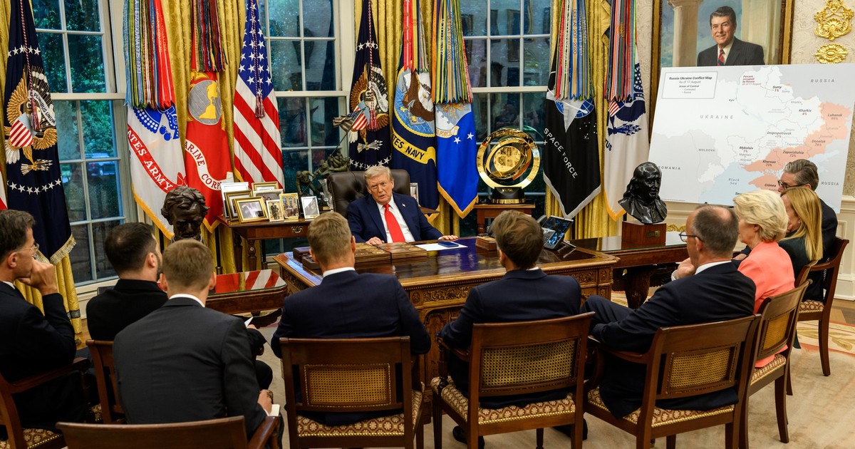 Președintele Donald Trump se întâlnește luni, 18 august 2025, în Biroul Oval, cu secretarul general al NATO, Mark Rutte, președintele ucrainean Volodimir Zelenski, președintele finlandez Alexander Stubb, președintele francez Emmanuel Macron, cancelarul german Friedrich Merz, președinta Comisiei Europene Ursula von der Leyen, prim-ministrul italian Giorgia Meloni și prim-ministrul britanic Keir Starmer, după convorbirea telefonică cu președintele rus Vladimir Putin