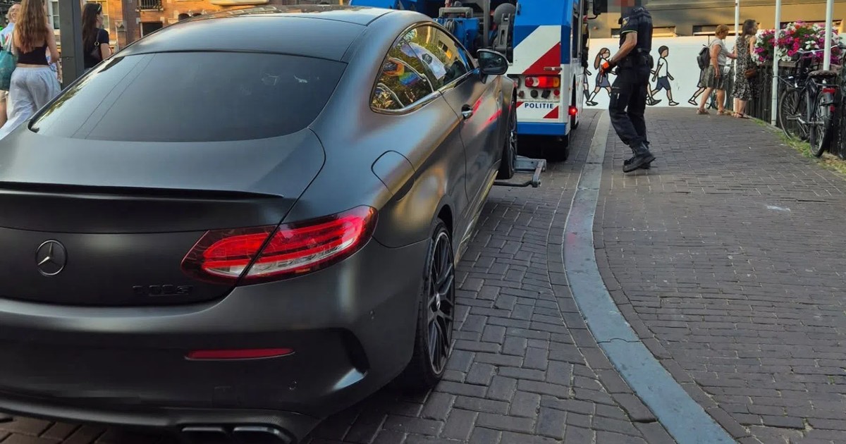Un Mercedes C63 AMG de 140.000 de euro a fost confiscat de poliție după ce șoferul a încălcat de trei ori legea în 30 de secunde, în centrul Amsterdamului
