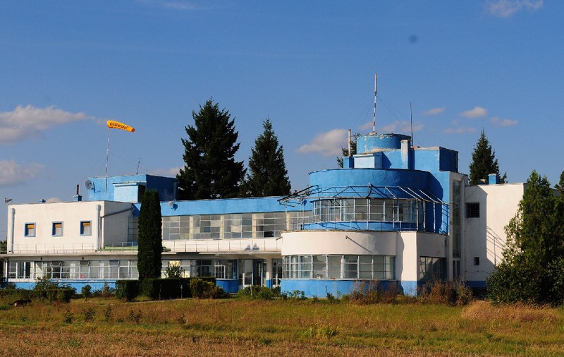 Aeroportul istoric al Timișoarei, în pericol din cauza blocurilor construite în jurul său