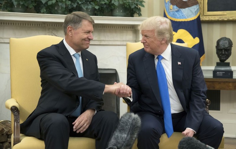 Donald Trump i-a scris lui Klaus Iohannis. Liderul de la Casa Albă i-a cerut scuze președintelui României pentru anularea întâlnirii de la summit-ul NATO (surse)