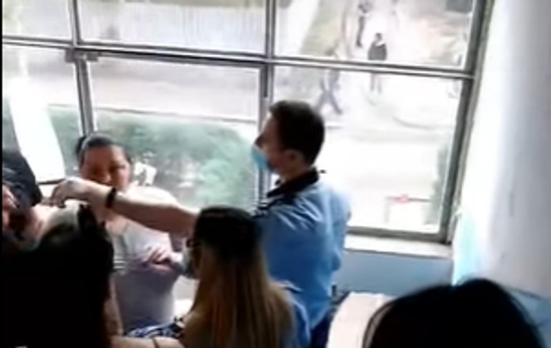 VIDEO  | Scandal într-un bloc din Galați. Un polițist a folosit spray-ul lacrimogen pentru a-l calma pe scandalagiu