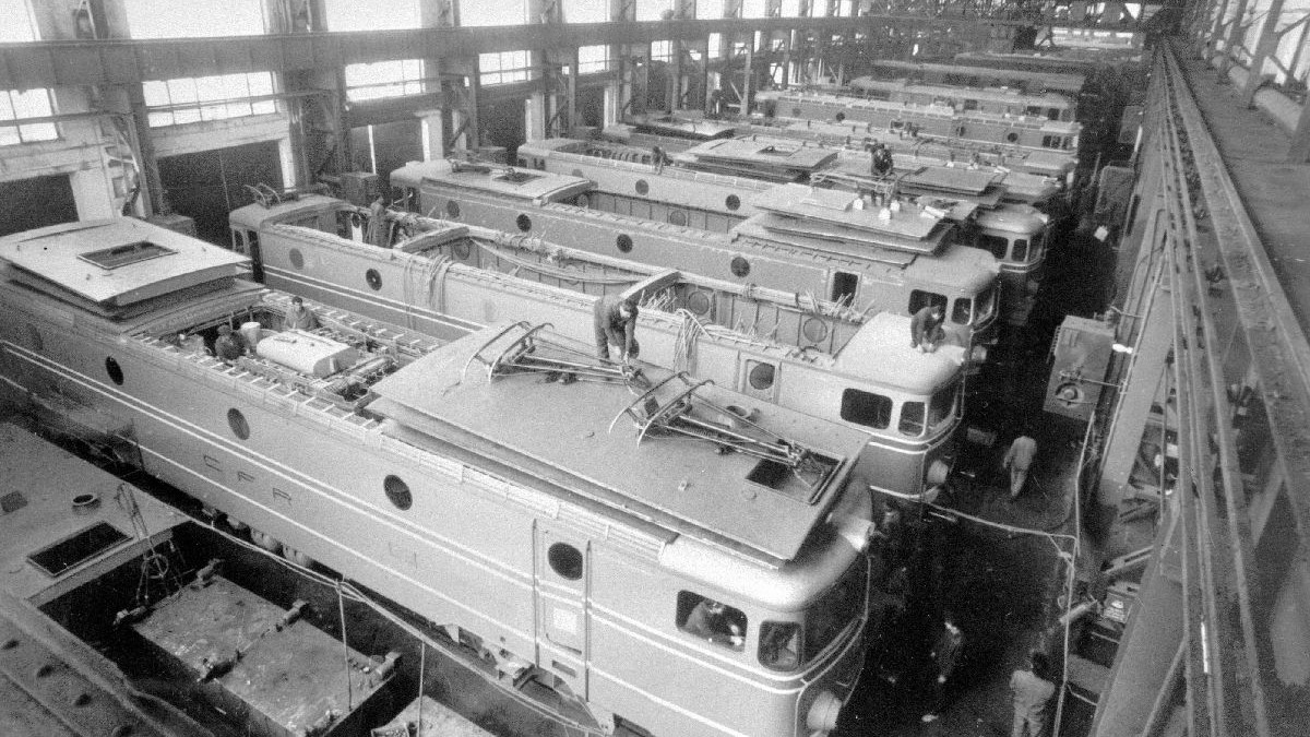 Mai multe locomotive într-o hală de producție
