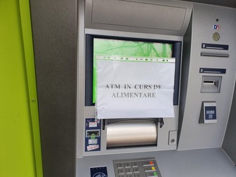 La filiala CEC de pe Bulevardul Camil Ressu terminalul ATM lde a care se puteau realiza retrageri de euro nu era funcțional | Foto: Vlad Chirea